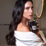 Eleni Vaitsou Instagram - Αφήνουμε πίσω σιγά σιγά το καλοκαίρι, τον καυτό ήλιο και τη θάλασσα…Ας αφήσουμε πίσω και τα θαμπά ταλαιπωρημένα μαλλιά μας! Η μάσκα Gliss Ultimate Repair επανορθώνει και αναδομεί την τρίχα με κερατίνη και χαρίζει περισσότερη ανθεκτικότητα. Λαμπερά μαλλιά προτού προλάβει να μας φύγει το μαύρισμα! ___________________________ #schwarzkopf #gliss #nightelixir #haircare #hairproducts #haircareproduct