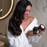 Eleni Vaitsou Instagram - Αφήνουμε πίσω σιγά σιγά το καλοκαίρι, τον καυτό ήλιο και τη θάλασσα…Ας αφήσουμε πίσω και τα θαμπά ταλαιπωρημένα μαλλιά μας! Η μάσκα Gliss Ultimate Repair επανορθώνει και αναδομεί την τρίχα με κερατίνη και χαρίζει περισσότερη ανθεκτικότητα. Λαμπερά μαλλιά προτού προλάβει να μας φύγει το μαύρισμα! ___________________________ #schwarzkopf #gliss #nightelixir #haircare #hairproducts #haircareproduct