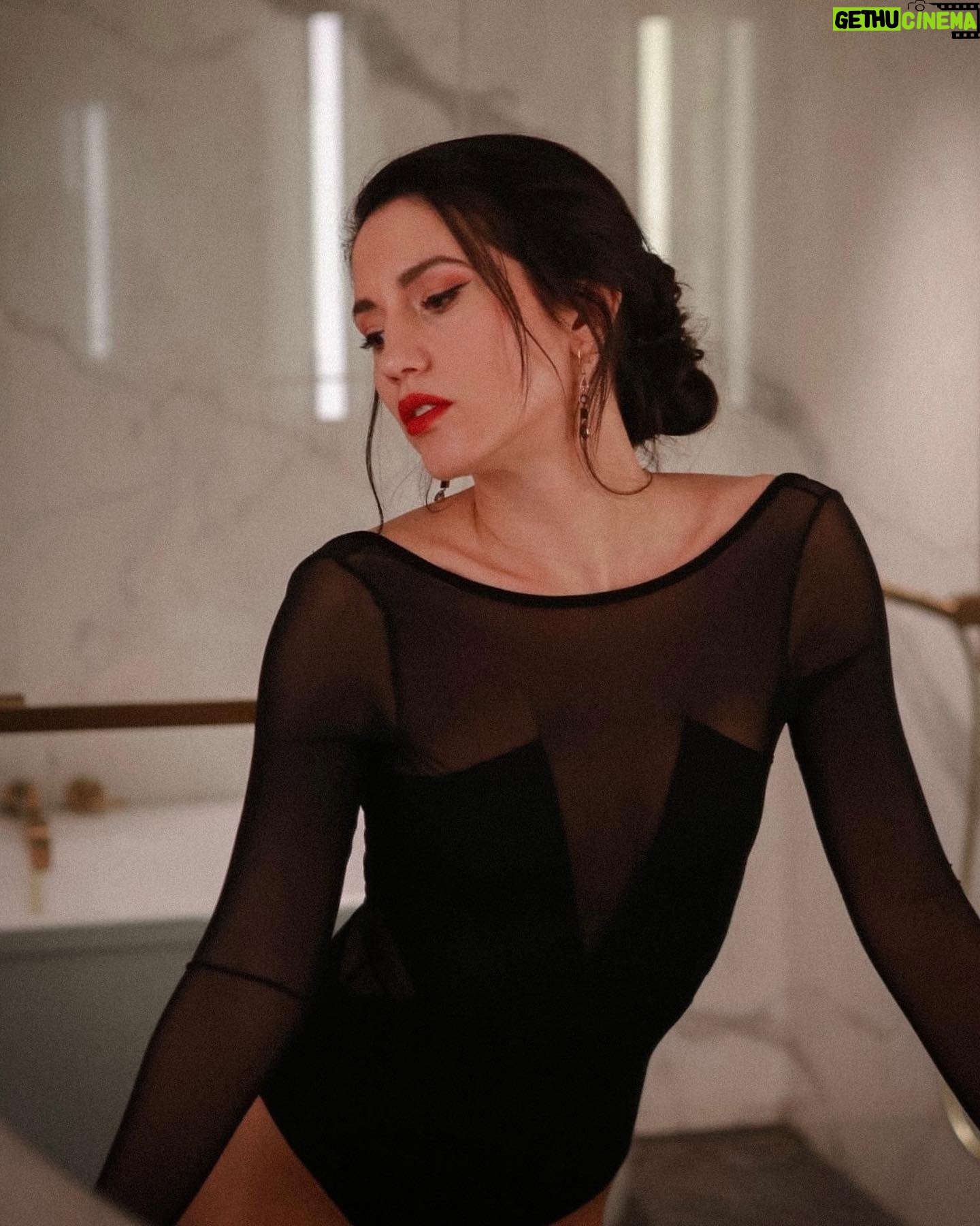 Eleni Vaitsou Instagram - 𝑫𝒆𝒂𝒓 𝑺𝒂𝒏𝒕𝒂, 𝒅𝒆𝒇𝒊𝒏𝒆 𝒏𝒂𝒖𝒈𝒉𝒕𝒚 💋