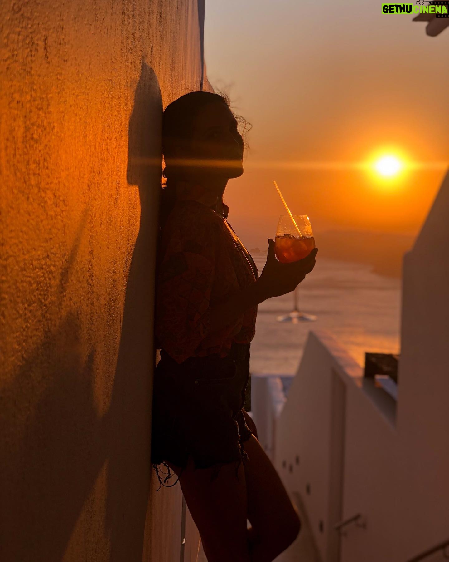 Eleni Vaitsou Instagram - ☀️Golden hour is my happy hour 🍷 ___________________________ #magichour #goldenhour #sunset #aperitivo #reset #tgif