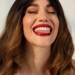 Eleni Vaitsou Instagram - Με τη δύναμη της θέλησης ο άνθρωπος αλλάζει τον εαυτό του. Με τη δύναμη της αγάπης αλλάζει τους άλλους. Με τη δύναμη της σκέψης αλλάζει τον κόσμο.… με τη δύναμη της περούκας αλλάζει τα μαλλιά του και με τη δύναμη της ΘΑΝΤΕΡΑΣ…ξέρετε (όσοι ξέρετε) 😂 #newhairstyle #wig #hair #hairstyle #newlook #actress