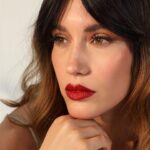 Eleni Vaitsou Instagram - Με τη δύναμη της θέλησης ο άνθρωπος αλλάζει τον εαυτό του. Με τη δύναμη της αγάπης αλλάζει τους άλλους. Με τη δύναμη της σκέψης αλλάζει τον κόσμο.… με τη δύναμη της περούκας αλλάζει τα μαλλιά του και με τη δύναμη της ΘΑΝΤΕΡΑΣ…ξέρετε (όσοι ξέρετε) 😂 #newhairstyle #wig #hair #hairstyle #newlook #actress