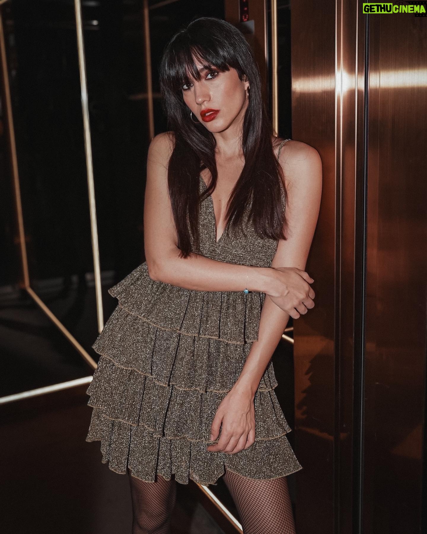 Eleni Vaitsou Instagram - 𝓼𝓱𝓲𝓷𝓮 𝓁𝒾𝓀ℯ 𝓰ℴ𝓁𝒹 𝓼𝓹𝓪𝓻𝓴𝓵𝓮 𝓁𝒾𝓀ℯ 𝓰𝓁𝒾𝓉𝓉ℯ𝓇 ✨
