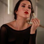 Eleni Vaitsou Instagram – “𝑀𝑎𝑘𝑒-𝑢𝑝 𝑐𝑎𝑛 𝑜𝑛𝑙𝑦 𝑚𝑎𝑘𝑒 𝑦𝑜𝑢 𝑙𝑜𝑜𝑘 𝑝𝑟𝑒𝑡𝑡𝑦 𝑜𝑛 𝑡ℎ𝑒 𝑜𝑢𝑡𝑠𝑖𝑑𝑒 𝑏𝑢𝑡 𝑖𝑡 𝑑𝑜𝑒𝑠𝑛’𝑡 ℎ𝑒𝑙𝑝 𝑖𝑓 𝑦𝑜𝑢𝑟 𝑢𝑔𝑙𝑦 𝑜𝑛 𝑡ℎ𝑒 𝑖𝑛𝑠𝑖𝑑𝑒. 𝑈𝑛𝑙𝑒𝑠𝑠 𝑦𝑜𝑢 𝑒𝑎𝑡 𝑡ℎ𝑒 𝑚𝑎𝑘𝑒-𝑢𝑝.”𝐴𝑢𝑑𝑟𝑒𝑦 𝐻𝑒𝑝𝑏𝑢𝑟𝑛