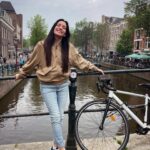 Eleni Vaitsou Instagram – Μάντεψε την πόλη: ❤️🌷🚲🧀🧇🍟☂️ 
(εντάξει βοηθάει κι η φωτό)
