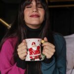 Eleni Vaitsou Instagram - Τα Χριστούγεννα πέρασαν αλλά το πνεύμα τους θα “φιλοξενηθεί” σπίτι μου τουλάχιστον μέχρι τις απόκριες...(συμπεριλαμβανομένων του χριστουγεννιάτικου δέντρου και των props γιατί βαριέμαι φρικτά να τα μαζέψω) #sweaterdress @karllagerfeld #sweaterweather