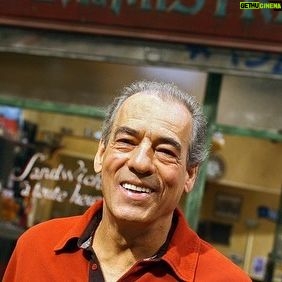 Éléonore Sarrazin - 6.2K Likes - C’est avec un immense chagrin que nous, les comédiennes et comédiens de la série Plus belle la vie, avons appris le décès de notre partenaire et ami Michel Cordes, survenu vendredi 5 mai à son domicile.
Nous l’avons rencontré, côtoyé, et aimé avec cette évidence générée par sa personnalité généreuse et passionnée, sa gentillesse infinie, son regard sur le monde si vibrant. Et son rire fracassant.
Nous nous souviendrons des innombrables séquences tournées avec lui, de notre complicité, de notre joie de le retrouver dans les studios de Plus Belle La Vie, et derrière son bar mythique.
Il était, il est et sera pour toujours notre Michel Cordes, l’inoubliable patriarche du Mistral, le pilier de la série, l’incarnation du Sud qu’il aimait tant.
Nous adressons nos plus vives condoléances à sa famille, et ses proches.
Les comédiennes et comédiens de Plus Belle La Vie.