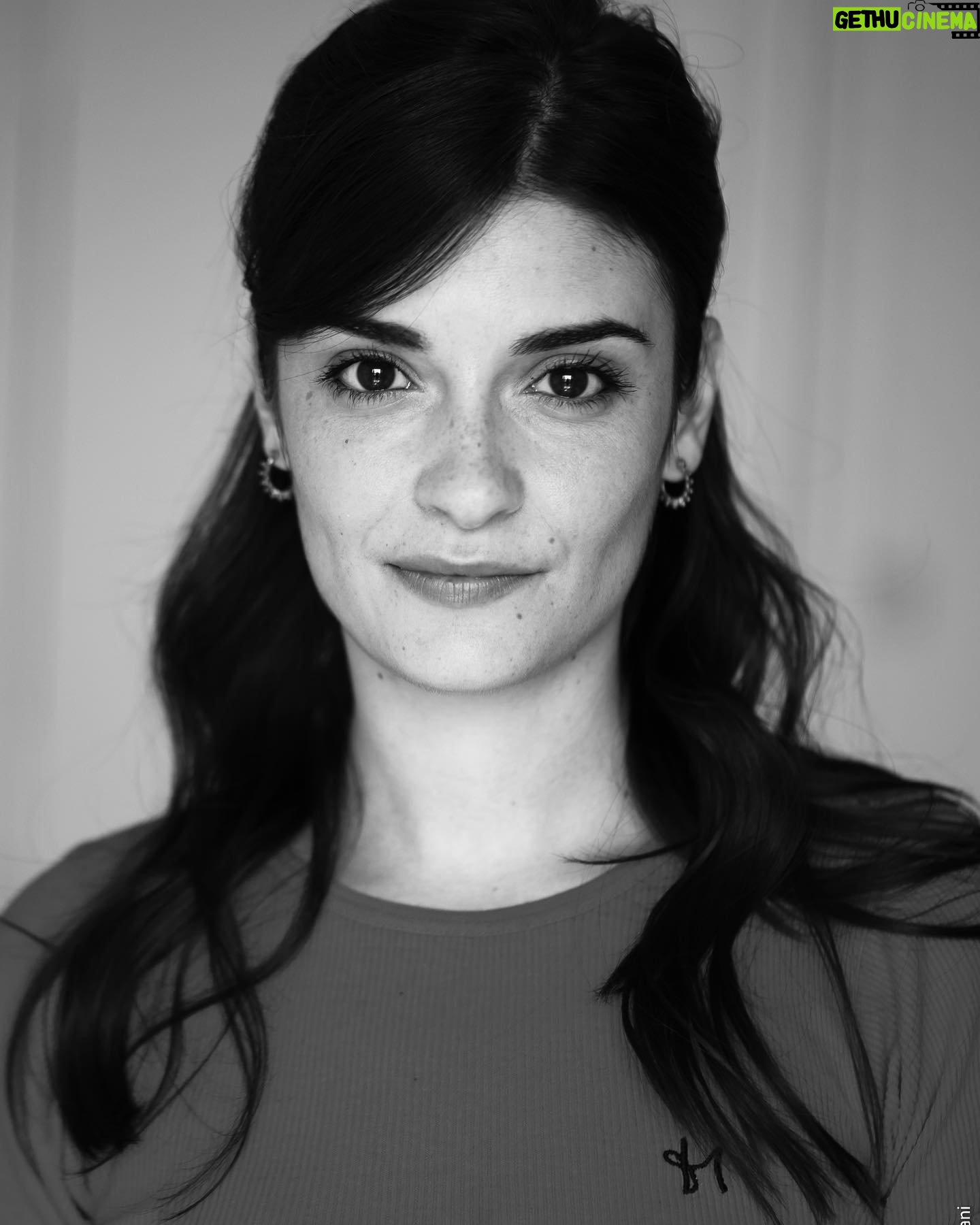 Éléonore Sarrazin - 2.3K Likes - Je vous ai annoncé il y a quelques jours, un projet qui reprenait dans un mois. Il ne s’agit pas de mon retour sur des plateaux marseillais, mais bien de mon entrée dans la troupe de Smile ! 🍾🍾
Après une première saison triomphante, le spectacle part en tournée et j’assurerai pendant ce temps là les représentations parisiennes, au théâtre de l’Oeuvre, en alternance avec @pauline_bression et @ophelielehmann aux côtés de @dan_menasche @alexandrefaitrouni @grant_lawrens et @tristan_robin_actor
🖤🤍🖤
Mes dates:
26,27,28,29 Octobre
2,3,10,11,12,16,17,24,25,26,30 Novembre
1,9,10,14,15,21,22 Décembre
Ps: ne soyez pas déçus, cette annonce n’exclu pas un retour de Sabrina très prochainement ! 😉
@tcholeleproductions @nicolasnebot @anthonyverdotbelaval
📸 @juliereggiani 👸🏻 @juliechen.aa