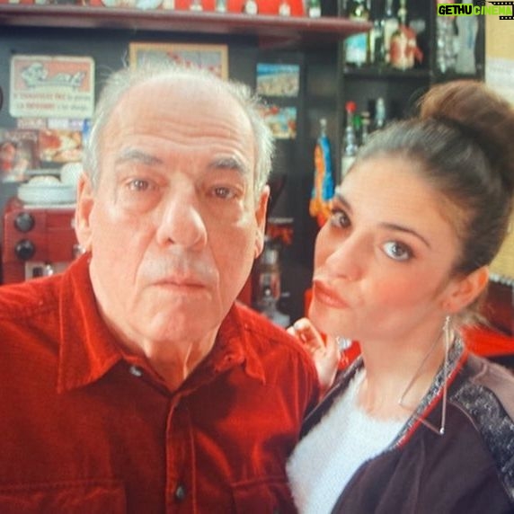Éléonore Sarrazin - 6.2K Likes - C’est avec un immense chagrin que nous, les comédiennes et comédiens de la série Plus belle la vie, avons appris le décès de notre partenaire et ami Michel Cordes, survenu vendredi 5 mai à son domicile.
Nous l’avons rencontré, côtoyé, et aimé avec cette évidence générée par sa personnalité généreuse et passionnée, sa gentillesse infinie, son regard sur le monde si vibrant. Et son rire fracassant.
Nous nous souviendrons des innombrables séquences tournées avec lui, de notre complicité, de notre joie de le retrouver dans les studios de Plus Belle La Vie, et derrière son bar mythique.
Il était, il est et sera pour toujours notre Michel Cordes, l’inoubliable patriarche du Mistral, le pilier de la série, l’incarnation du Sud qu’il aimait tant.
Nous adressons nos plus vives condoléances à sa famille, et ses proches.
Les comédiennes et comédiens de Plus Belle La Vie.