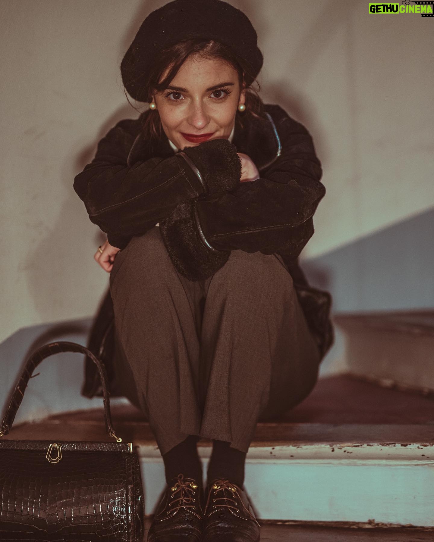 Éléonore Sarrazin - 1.6K Likes - On s’accroche à ceux qu’on aime et on se prépare à sauter, à pieds joints ou la tête la première dans une nouvelle année ! Joyeux derniers temps de 2022 ! ✨✨✨ 📸 @louison_rlt