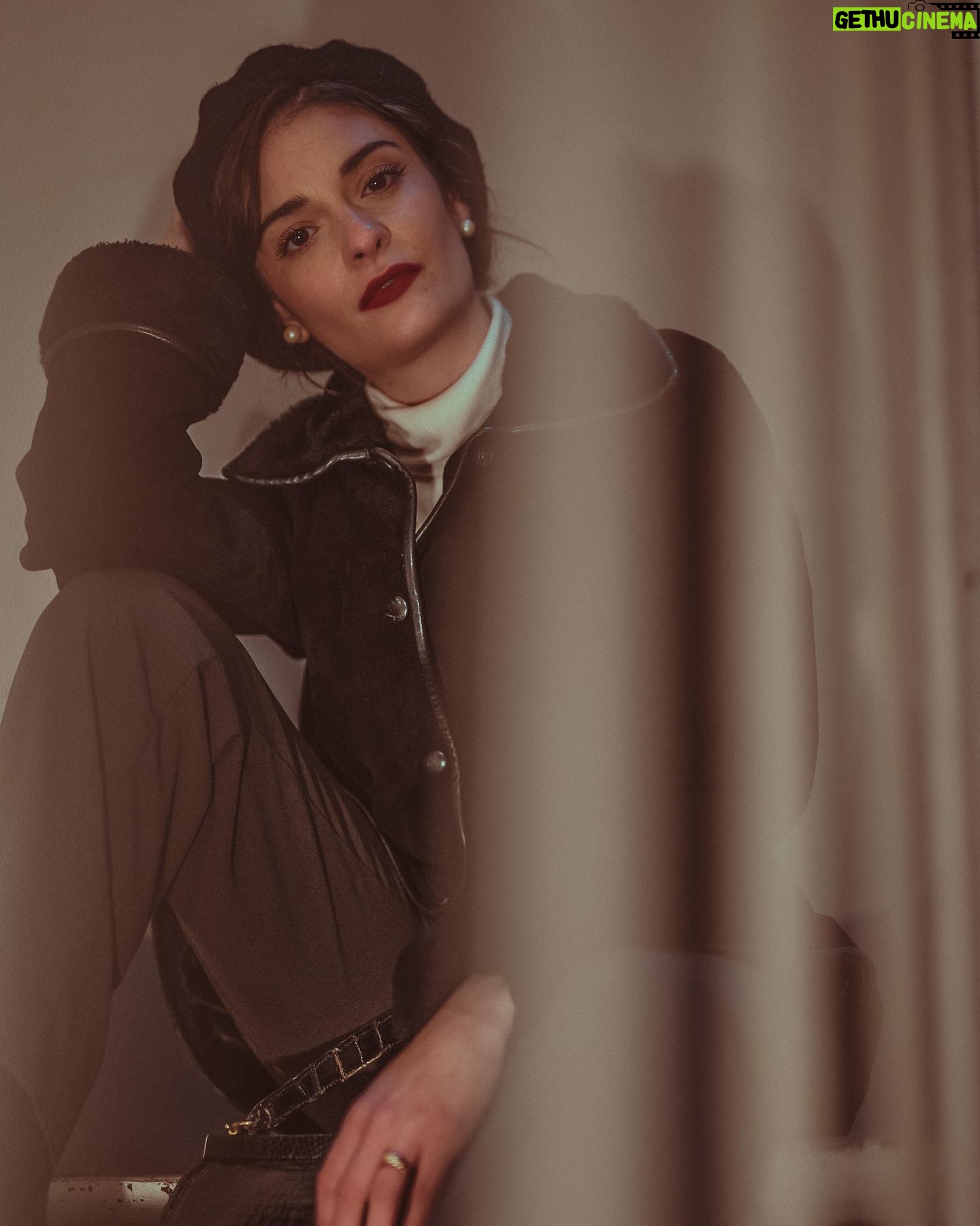 Éléonore Sarrazin - 1.6K Likes - On s’accroche à ceux qu’on aime et on se prépare à sauter, à pieds joints ou la tête la première dans une nouvelle année ! Joyeux derniers temps de 2022 ! ✨✨✨ 📸 @louison_rlt