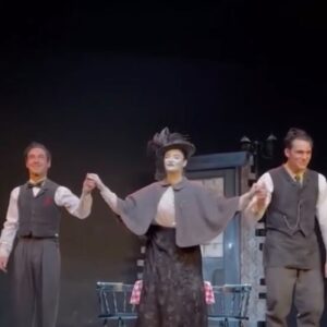 Éléonore Sarrazin Instagram - Un petit pré cadeau de Noël, un condensé d’une heure de préparation pour Smile ! Ne loupez pas mes deux dernières dates au théâtre de l’Oeuvre jeudi et vendredi prochain ! 
Le lien est toujours dans ma bio, et je suis toujours entourée des magnifiques  @grant_lawrens @alexandrefaitrouni @tristan_robin_actor 
📸 @chloecarphotographie 
@dan_menasche @tcholeleproductions @anthonyverdotbelaval 🤍🖤🤍