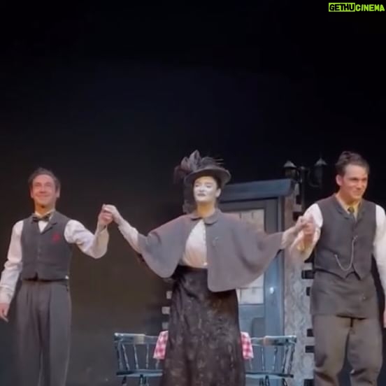 Éléonore Sarrazin - 1.1K Likes - Un petit pré cadeau de Noël, un condensé d’une heure de préparation pour Smile ! Ne loupez pas mes deux dernières dates au théâtre de l’Oeuvre jeudi et vendredi prochain !
Le lien est toujours dans ma bio, et je suis toujours entourée des magnifiques @grant_lawrens @alexandrefaitrouni @tristan_robin_actor
📸 @chloecarphotographie
@dan_menasche @tcholeleproductions @anthonyverdotbelaval 🤍🖤🤍