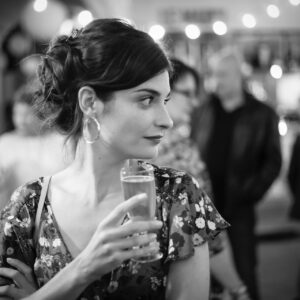 Éléonore Sarrazin Instagram - 🥂 Dans un mois jour pour jour commence une sacrée nouvelle aventure ! La bonne occasion de ressortir les photos de @fabien.trbn 🖤 
🤫 Un indice se cache sur ces photos 🍾🎭