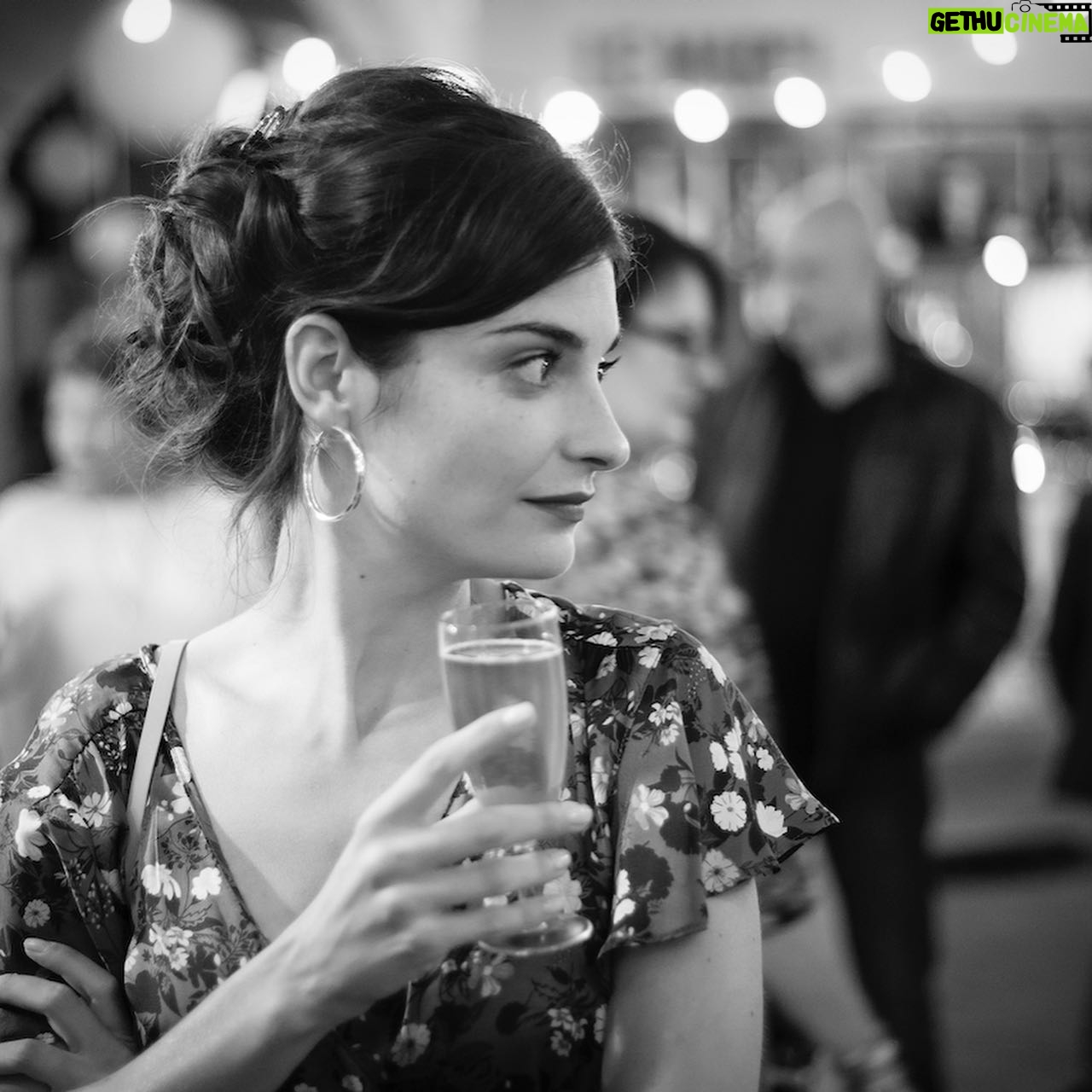 Éléonore Sarrazin - 3.6K Likes - 🥂 Dans un mois jour pour jour commence une sacrée nouvelle aventure ! La bonne occasion de ressortir les photos de @fabien.trbn 🖤
🤫 Un indice se cache sur ces photos 🍾🎭