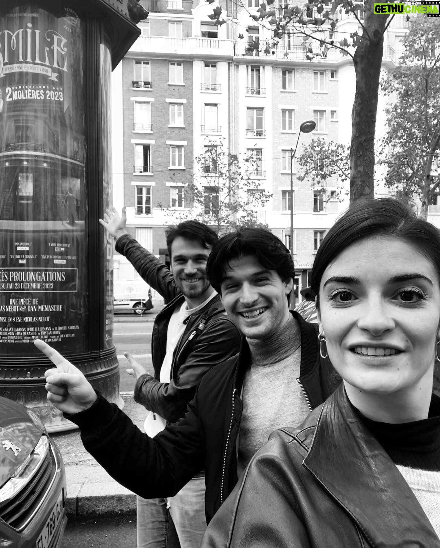 Éléonore Sarrazin - 2.2K Likes - Hier soir en me baladant Gare de l’Est, je suis tombée sur les toutes nouvelles affiches de Smile. Alors ce midi, on est partis à leur recherche avec les copains ! 😁 @tristan_robin_actor @grant_lawrens @tcholeleproductions @nicolasnebot @dan_menasche