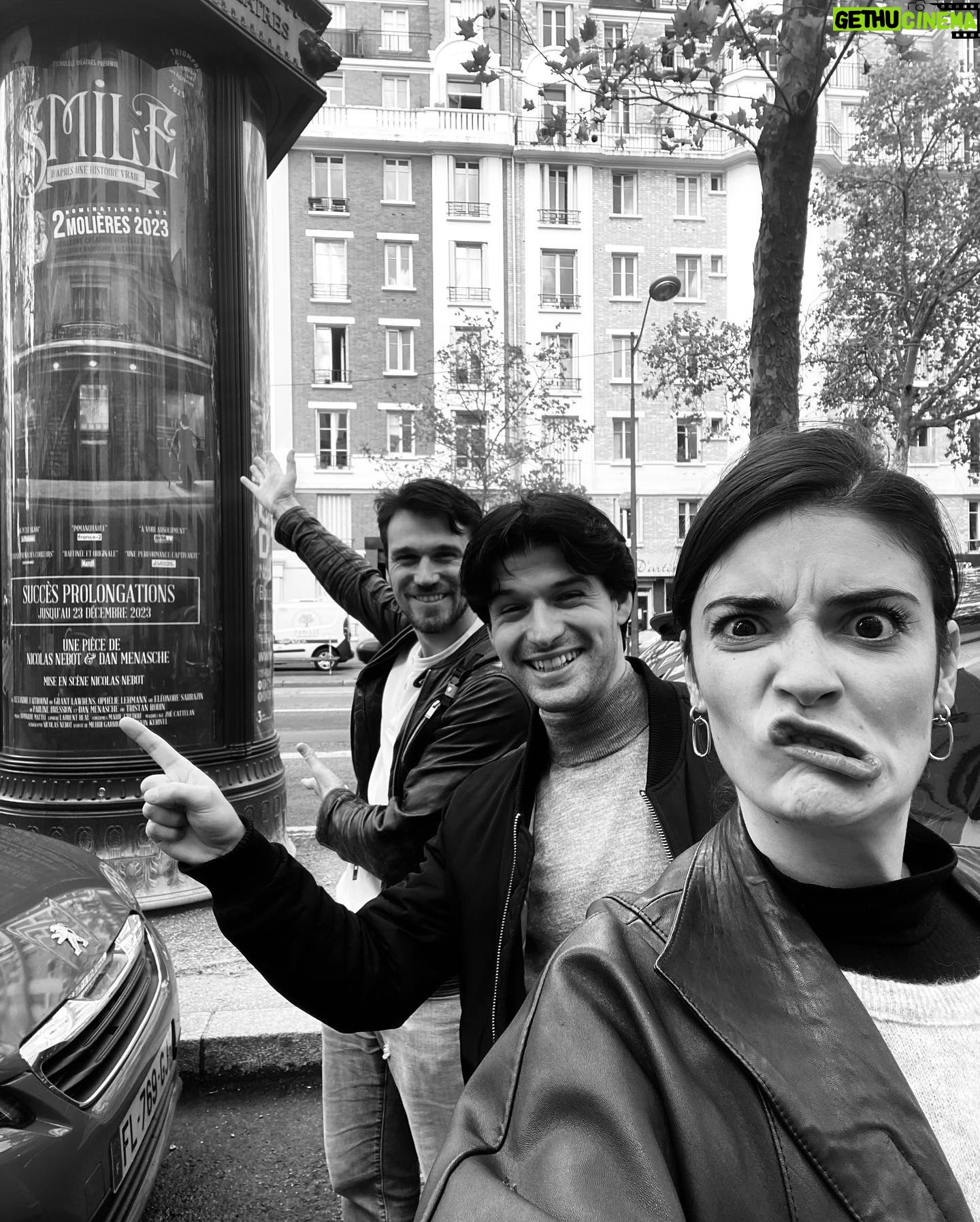 Éléonore Sarrazin - 2.2K Likes - Hier soir en me baladant Gare de l’Est, je suis tombée sur les toutes nouvelles affiches de Smile. Alors ce midi, on est partis à leur recherche avec les copains ! 😁 @tristan_robin_actor @grant_lawrens @tcholeleproductions @nicolasnebot @dan_menasche