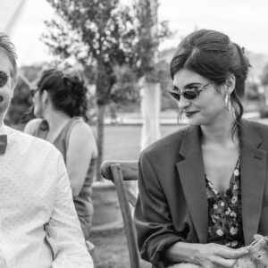 Éléonore Sarrazin Instagram - 🥂 Dans un mois jour pour jour commence une sacrée nouvelle aventure ! La bonne occasion de ressortir les photos de @fabien.trbn 🖤 
🤫 Un indice se cache sur ces photos 🍾🎭