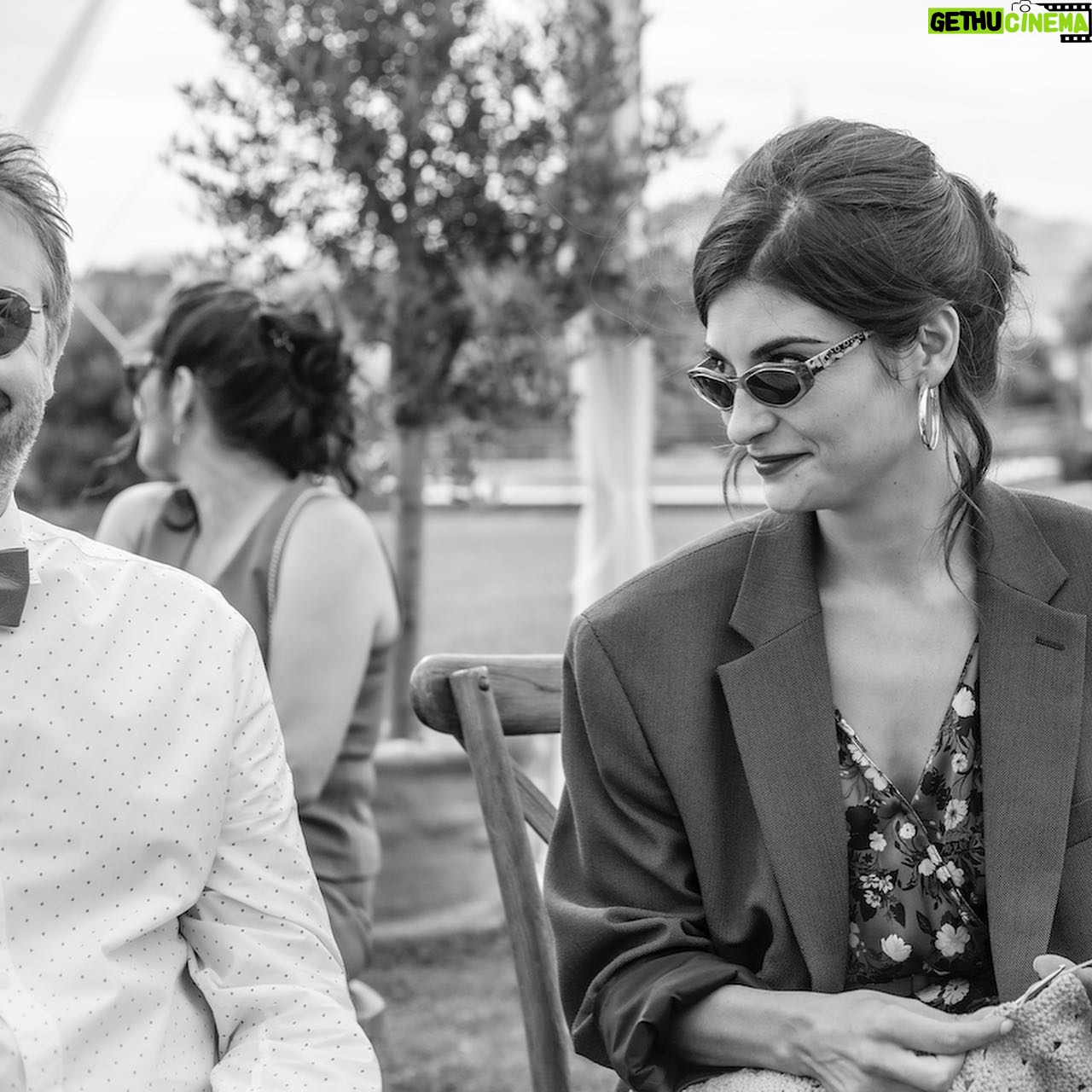 Éléonore Sarrazin - 3.6K Likes - 🥂 Dans un mois jour pour jour commence une sacrée nouvelle aventure ! La bonne occasion de ressortir les photos de @fabien.trbn 🖤
🤫 Un indice se cache sur ces photos 🍾🎭
