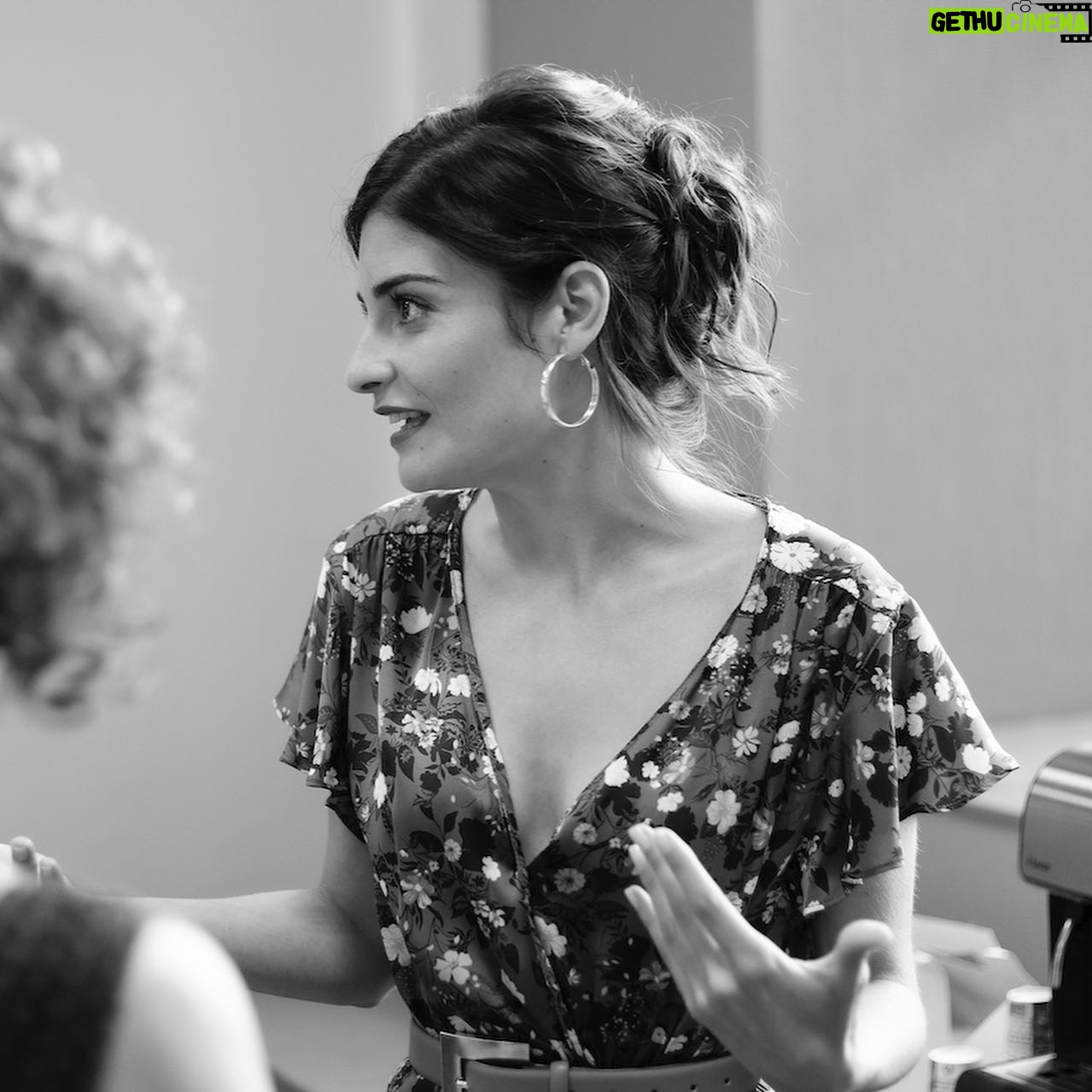 Éléonore Sarrazin - 3.6K Likes - 🥂 Dans un mois jour pour jour commence une sacrée nouvelle aventure ! La bonne occasion de ressortir les photos de @fabien.trbn 🖤
🤫 Un indice se cache sur ces photos 🍾🎭