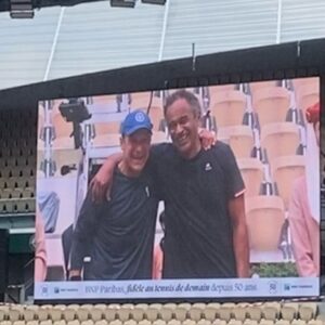 Éléonore Sarrazin Instagram - Voilà, c’est fini 🥲 Un grand grand merci à @jcdecauxglobal de m’avoir permise de voir mon joueur français préféré au Tournois des Légendes, 40 ans après sa victoire à @rolandgarros , à @larocheposay de me protéger toute l’année, mais surtout pendant cette quinzaine, et bien entendu à @sullysully_officiel d’avoir fait de moi sa besta du tennis ! Je me sens la plus chanceuse du monde !! Vive le tennis ! 🧡