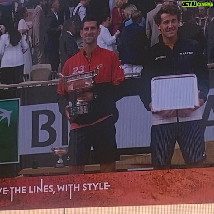 Éléonore Sarrazin - 4.1K Likes - Voilà, c’est fini 🥲 Un grand grand merci à @jcdecauxglobal de m’avoir permise de voir mon joueur français préféré au Tournois des Légendes, 40 ans après sa victoire à @rolandgarros , à @larocheposay de me protéger toute l’année, mais surtout pendant cette quinzaine, et bien entendu à @sullysully_officiel d’avoir fait de moi sa besta du tennis ! Je me sens la plus chanceuse du monde !! Vive le tennis ! 🧡