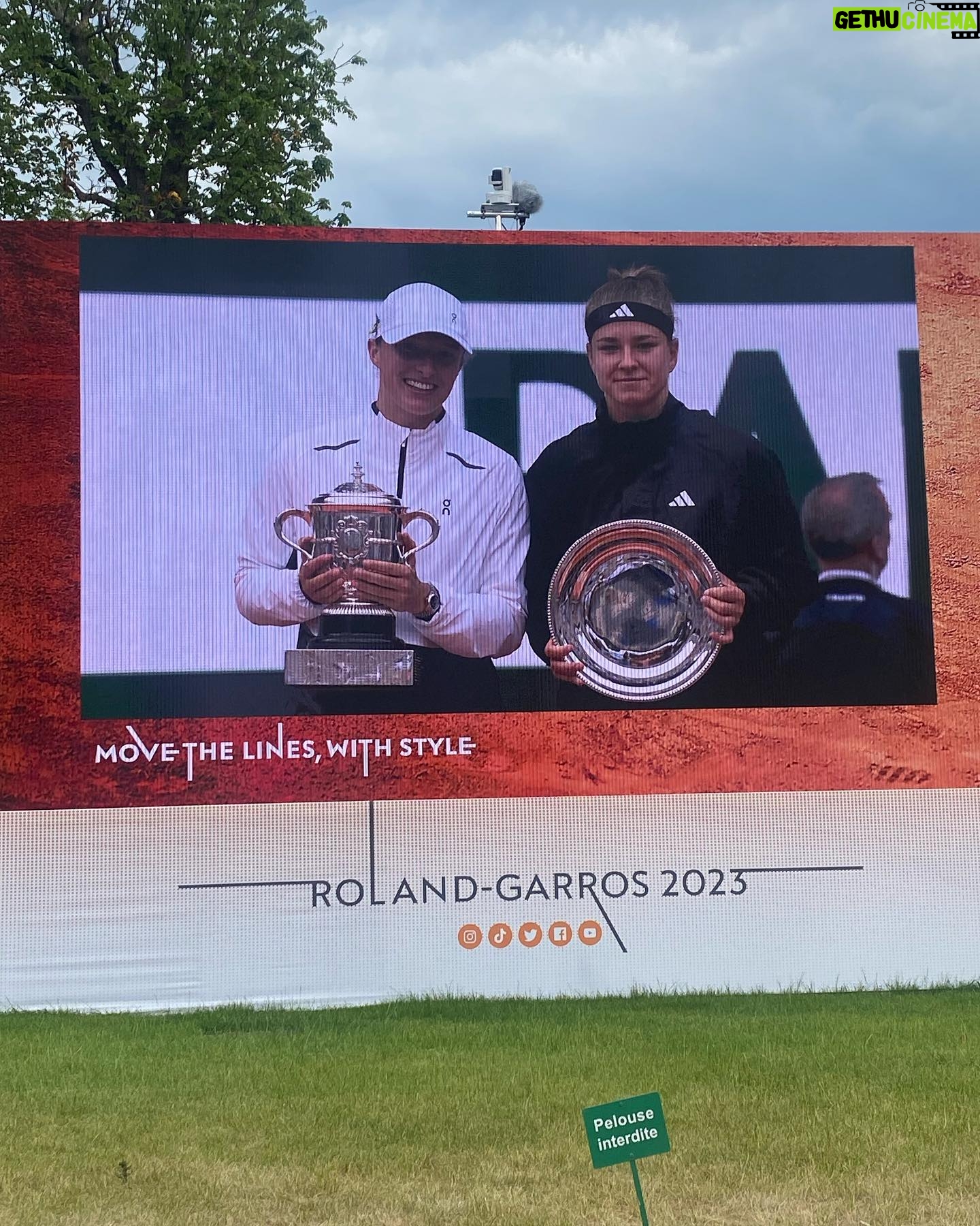 Éléonore Sarrazin - 4.1K Likes - Voilà, c’est fini 🥲 Un grand grand merci à @jcdecauxglobal de m’avoir permise de voir mon joueur français préféré au Tournois des Légendes, 40 ans après sa victoire à @rolandgarros , à @larocheposay de me protéger toute l’année, mais surtout pendant cette quinzaine, et bien entendu à @sullysully_officiel d’avoir fait de moi sa besta du tennis ! Je me sens la plus chanceuse du monde !! Vive le tennis ! 🧡