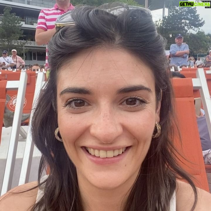 Éléonore Sarrazin - 4.1K Likes - Voilà, c’est fini 🥲 Un grand grand merci à @jcdecauxglobal de m’avoir permise de voir mon joueur français préféré au Tournois des Légendes, 40 ans après sa victoire à @rolandgarros , à @larocheposay de me protéger toute l’année, mais surtout pendant cette quinzaine, et bien entendu à @sullysully_officiel d’avoir fait de moi sa besta du tennis ! Je me sens la plus chanceuse du monde !! Vive le tennis ! 🧡