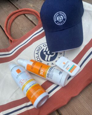 Éléonore Sarrazin Instagram - Voilà, c’est fini 🥲 Un grand grand merci à @jcdecauxglobal de m’avoir permise de voir mon joueur français préféré au Tournois des Légendes, 40 ans après sa victoire à @rolandgarros , à @larocheposay de me protéger toute l’année, mais surtout pendant cette quinzaine, et bien entendu à @sullysully_officiel d’avoir fait de moi sa besta du tennis ! Je me sens la plus chanceuse du monde !! Vive le tennis ! 🧡