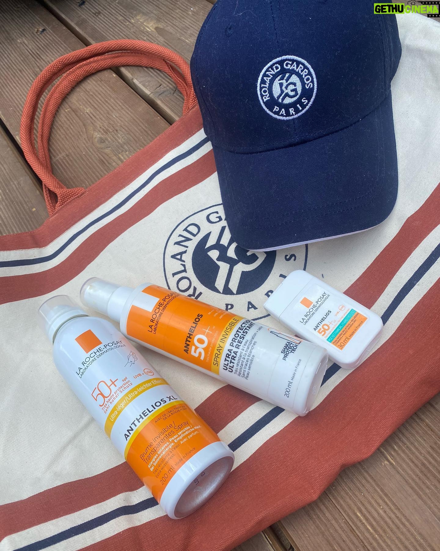 Éléonore Sarrazin - 4.1K Likes - Voilà, c’est fini 🥲 Un grand grand merci à @jcdecauxglobal de m’avoir permise de voir mon joueur français préféré au Tournois des Légendes, 40 ans après sa victoire à @rolandgarros , à @larocheposay de me protéger toute l’année, mais surtout pendant cette quinzaine, et bien entendu à @sullysully_officiel d’avoir fait de moi sa besta du tennis ! Je me sens la plus chanceuse du monde !! Vive le tennis ! 🧡