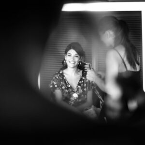 Éléonore Sarrazin Instagram - 🥂 Dans un mois jour pour jour commence une sacrée nouvelle aventure ! La bonne occasion de ressortir les photos de @fabien.trbn 🖤 
🤫 Un indice se cache sur ces photos 🍾🎭