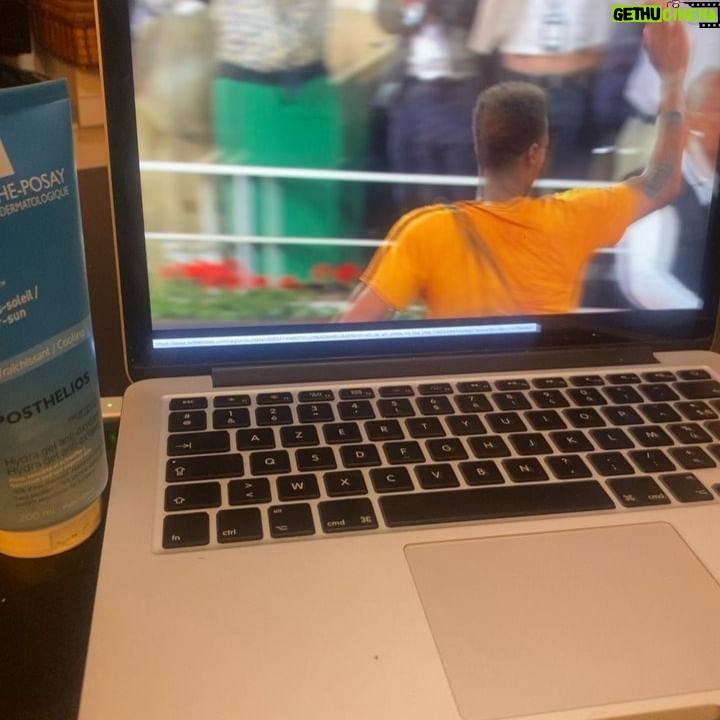 Éléonore Sarrazin - 4.1K Likes - Voilà, c’est fini 🥲 Un grand grand merci à @jcdecauxglobal de m’avoir permise de voir mon joueur français préféré au Tournois des Légendes, 40 ans après sa victoire à @rolandgarros , à @larocheposay de me protéger toute l’année, mais surtout pendant cette quinzaine, et bien entendu à @sullysully_officiel d’avoir fait de moi sa besta du tennis ! Je me sens la plus chanceuse du monde !! Vive le tennis ! 🧡