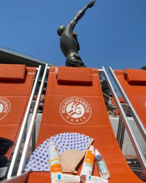 Éléonore Sarrazin Instagram - Voilà, c’est fini 🥲 Un grand grand merci à @jcdecauxglobal de m’avoir permise de voir mon joueur français préféré au Tournois des Légendes, 40 ans après sa victoire à @rolandgarros , à @larocheposay de me protéger toute l’année, mais surtout pendant cette quinzaine, et bien entendu à @sullysully_officiel d’avoir fait de moi sa besta du tennis ! Je me sens la plus chanceuse du monde !! Vive le tennis ! 🧡