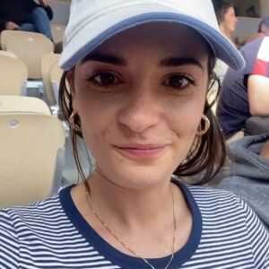 Éléonore Sarrazin Instagram - Voilà, c’est fini 🥲 Un grand grand merci à @jcdecauxglobal de m’avoir permise de voir mon joueur français préféré au Tournois des Légendes, 40 ans après sa victoire à @rolandgarros , à @larocheposay de me protéger toute l’année, mais surtout pendant cette quinzaine, et bien entendu à @sullysully_officiel d’avoir fait de moi sa besta du tennis ! Je me sens la plus chanceuse du monde !! Vive le tennis ! 🧡