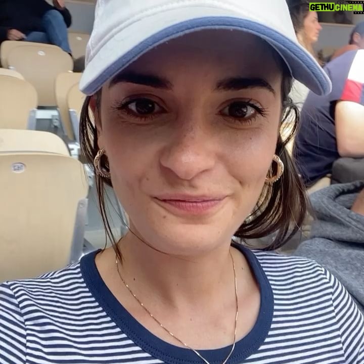 Éléonore Sarrazin - 4.1K Likes - Voilà, c’est fini 🥲 Un grand grand merci à @jcdecauxglobal de m’avoir permise de voir mon joueur français préféré au Tournois des Légendes, 40 ans après sa victoire à @rolandgarros , à @larocheposay de me protéger toute l’année, mais surtout pendant cette quinzaine, et bien entendu à @sullysully_officiel d’avoir fait de moi sa besta du tennis ! Je me sens la plus chanceuse du monde !! Vive le tennis ! 🧡