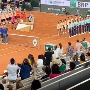 Éléonore Sarrazin Instagram - Voilà, c’est fini 🥲 Un grand grand merci à @jcdecauxglobal de m’avoir permise de voir mon joueur français préféré au Tournois des Légendes, 40 ans après sa victoire à @rolandgarros , à @larocheposay de me protéger toute l’année, mais surtout pendant cette quinzaine, et bien entendu à @sullysully_officiel d’avoir fait de moi sa besta du tennis ! Je me sens la plus chanceuse du monde !! Vive le tennis ! 🧡