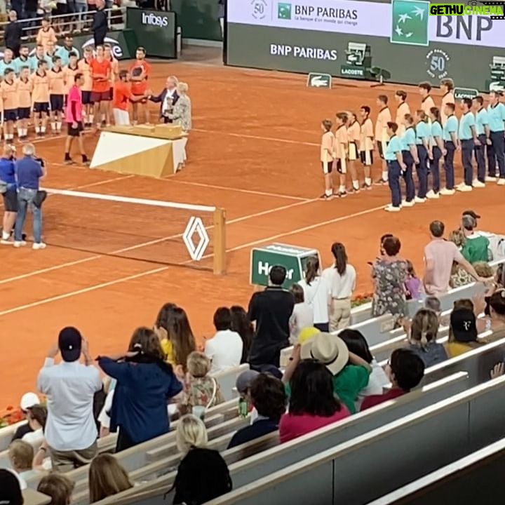 Éléonore Sarrazin - 4.1K Likes - Voilà, c’est fini 🥲 Un grand grand merci à @jcdecauxglobal de m’avoir permise de voir mon joueur français préféré au Tournois des Légendes, 40 ans après sa victoire à @rolandgarros , à @larocheposay de me protéger toute l’année, mais surtout pendant cette quinzaine, et bien entendu à @sullysully_officiel d’avoir fait de moi sa besta du tennis ! Je me sens la plus chanceuse du monde !! Vive le tennis ! 🧡
