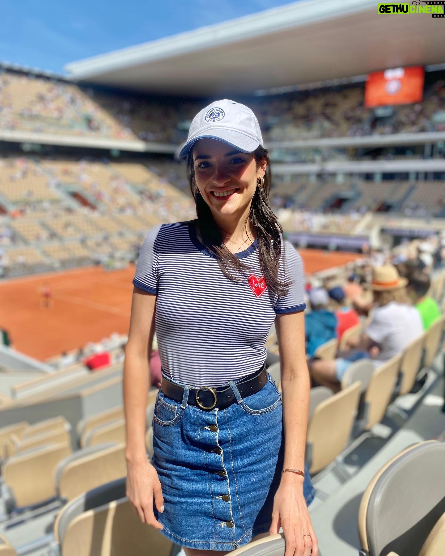 Éléonore Sarrazin - 2.1K Likes - Girls don’t want diamonds, girls want Rolland Garros Tickets 🧡🎾🧡 @sullysully_officiel 🙏😘