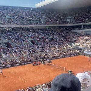 Éléonore Sarrazin Instagram - Girls don’t want diamonds, girls want Rolland Garros Tickets 🧡🎾🧡 @sullysully_officiel 🙏😘