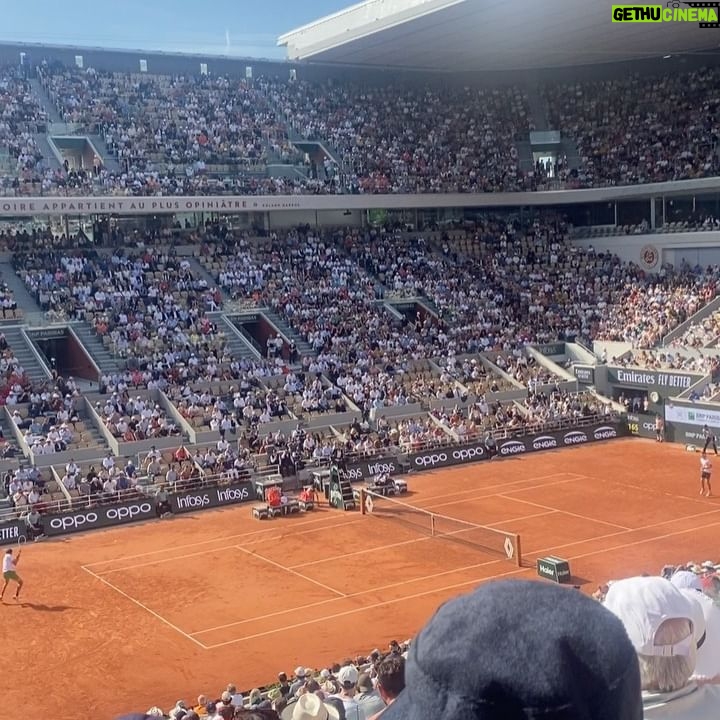 Éléonore Sarrazin - 2.1K Likes - Girls don’t want diamonds, girls want Rolland Garros Tickets 🧡🎾🧡 @sullysully_officiel 🙏😘