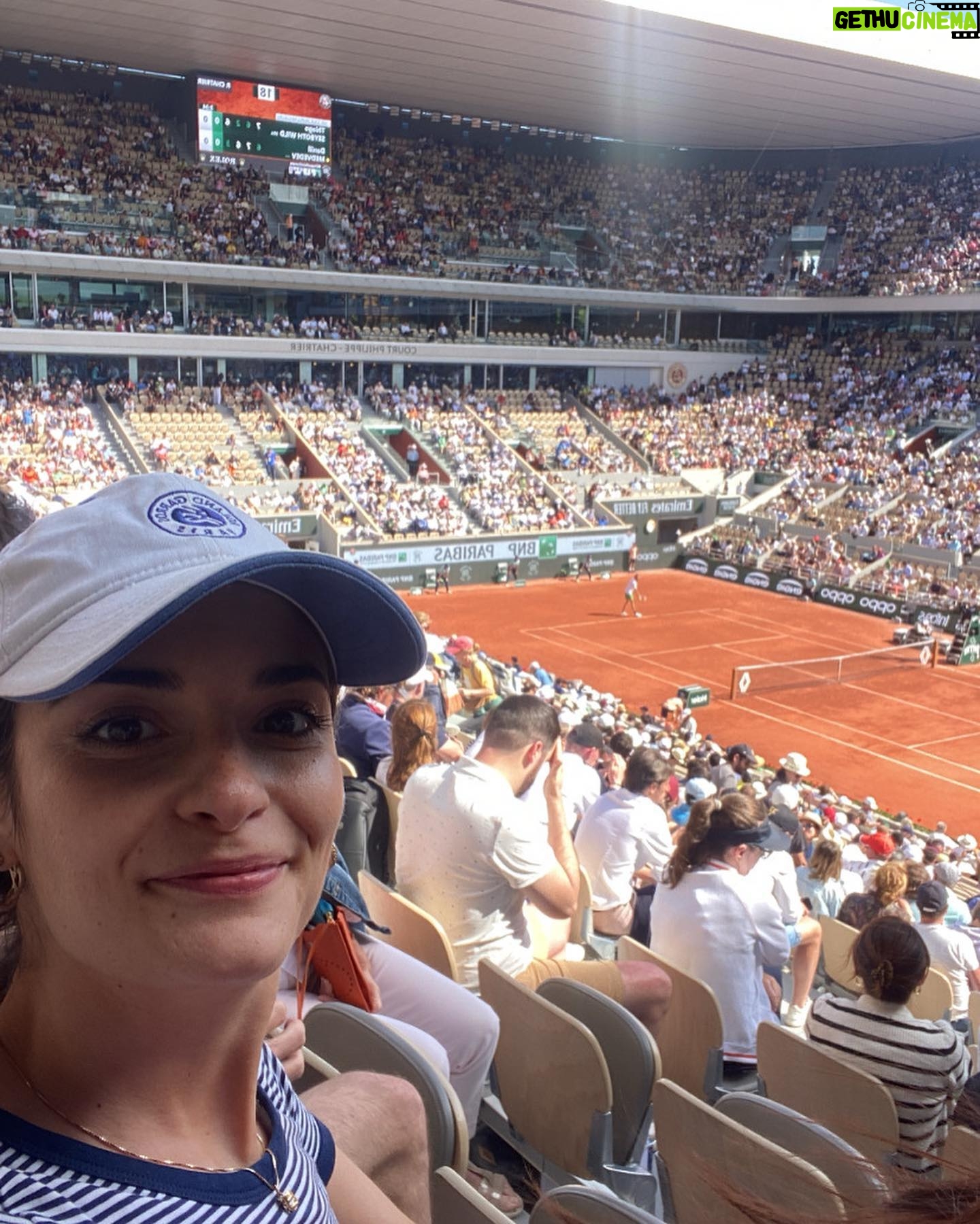 Éléonore Sarrazin - 2.1K Likes - Girls don’t want diamonds, girls want Rolland Garros Tickets 🧡🎾🧡 @sullysully_officiel 🙏😘