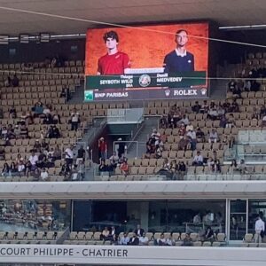 Éléonore Sarrazin Instagram - Girls don’t want diamonds, girls want Rolland Garros Tickets 🧡🎾🧡 @sullysully_officiel 🙏😘
