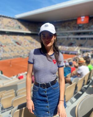 Éléonore Sarrazin Instagram - Girls don’t want diamonds, girls want Rolland Garros Tickets 🧡🎾🧡 @sullysully_officiel 🙏😘