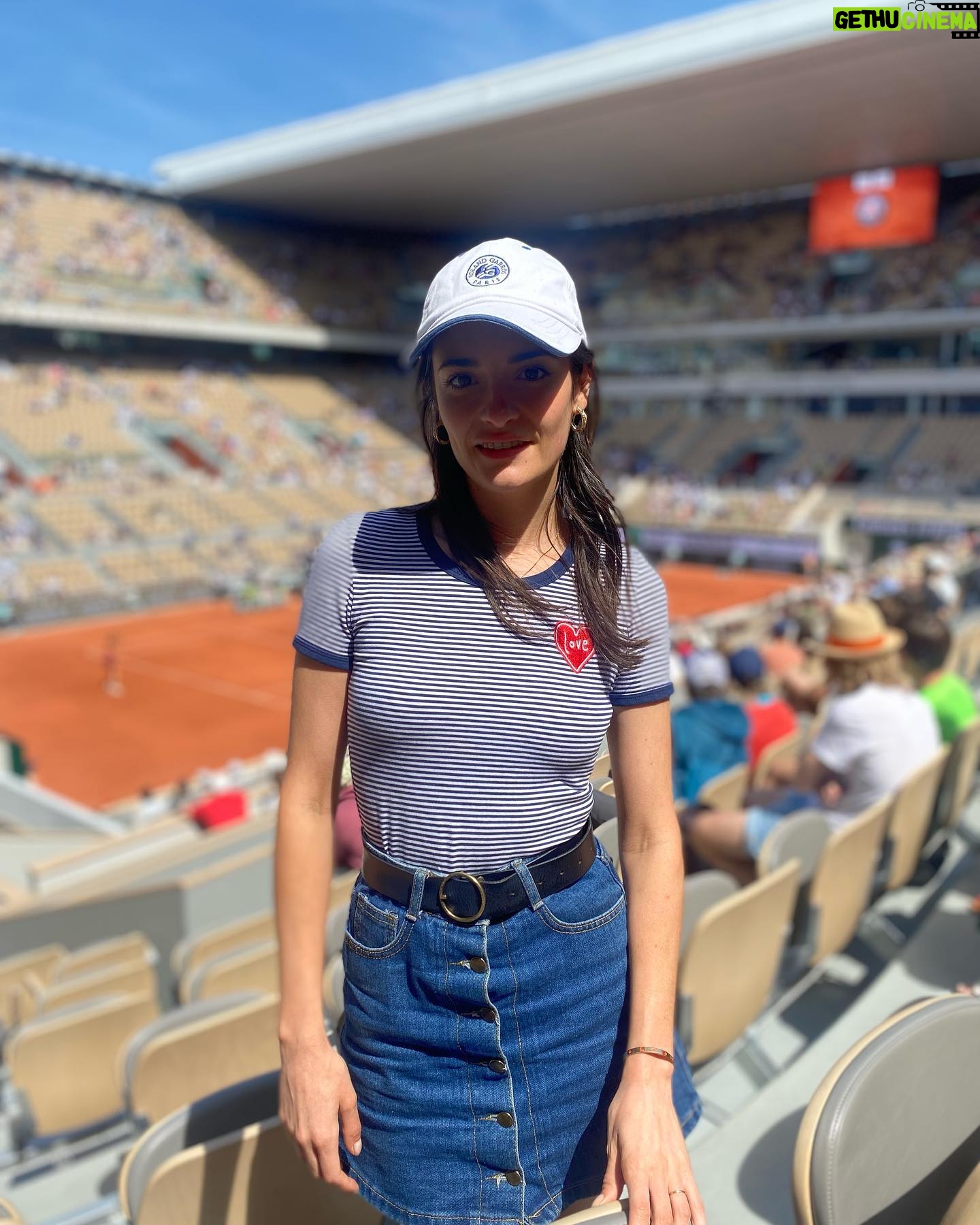 Éléonore Sarrazin - 2.1K Likes - Girls don’t want diamonds, girls want Rolland Garros Tickets 🧡🎾🧡 @sullysully_officiel 🙏😘