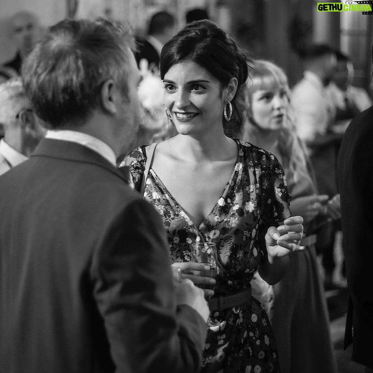 Éléonore Sarrazin - 3.6K Likes - 🥂 Dans un mois jour pour jour commence une sacrée nouvelle aventure ! La bonne occasion de ressortir les photos de @fabien.trbn 🖤
🤫 Un indice se cache sur ces photos 🍾🎭