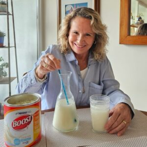 Eli de Caso Instagram - Para mí cada mañana es importante comenzar el día agradeciendo por este nuevo día y enfocarnos en un propósito así como también tomar un buen desayuno para que nuestro cuerpo esté en las mejores condiciones y ✨BOOST Senior Sin Lactosa✨ es una opción ideal de nutrición activa. 

Aporta 12 gramos de proteína por porción, es una excelente fuente de calcio, vitamina D   hierro, zinc y otras vitaminas; nutrientes importantes sobre todo cuando empezamos a perder masa muscular.

Te lo recomiendo con todo mi cariño 💖

@nestleboostcl @nestle 
#batido #proteinas #recetasnestle #publicidad #sinlactosa #sinazucar #masamuscular