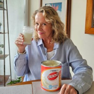 Eli de Caso Instagram - Para mí cada mañana es importante comenzar el día agradeciendo por este nuevo día y enfocarnos en un propósito así como también tomar un buen desayuno para que nuestro cuerpo esté en las mejores condiciones y ✨BOOST Senior Sin Lactosa✨ es una opción ideal de nutrición activa. 

Aporta 12 gramos de proteína por porción, es una excelente fuente de calcio, vitamina D   hierro, zinc y otras vitaminas; nutrientes importantes sobre todo cuando empezamos a perder masa muscular.

Te lo recomiendo con todo mi cariño 💖

@nestleboostcl @nestle 
#batido #proteinas #recetasnestle #publicidad #sinlactosa #sinazucar #masamuscular