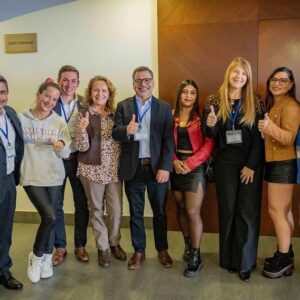 Eli de Caso Instagram - Maravillosa experiencia en Antofagasta en una charla llena de mujeres y hombres comprometidos en su crecimiento personal, en construir sus sueños y en sentirse más felices cada día 💖 Gracias Gracias Gracias #antofagasta #charlas #charlacrecimientopersonal #enpoderamiento #coaching #feliz #minerazaldivar