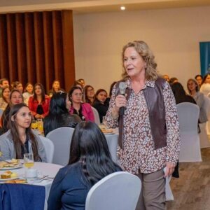 Eli de Caso Instagram - Maravillosa experiencia en Antofagasta en una charla llena de mujeres y hombres comprometidos en su crecimiento personal, en construir sus sueños y en sentirse más felices cada día 💖 Gracias Gracias Gracias #antofagasta #charlas #charlacrecimientopersonal #enpoderamiento #coaching #feliz #minerazaldivar