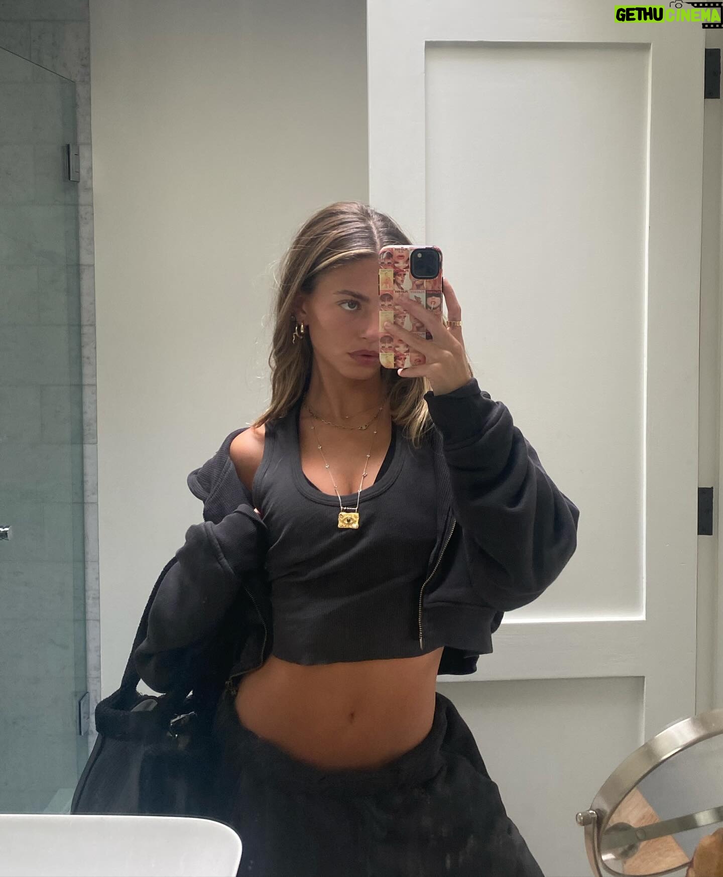 Eliana Jones - 3.2K Likes - Pov U walk into the club bathroom and I’m the attendant